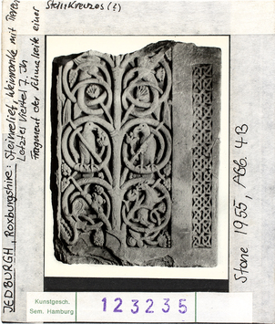 Vorschaubild Jedburgh, Roxburgshire: Steinrelief, 7. Jh. Fragment der Schmaseite eines Steinkreuzes Diasammlung